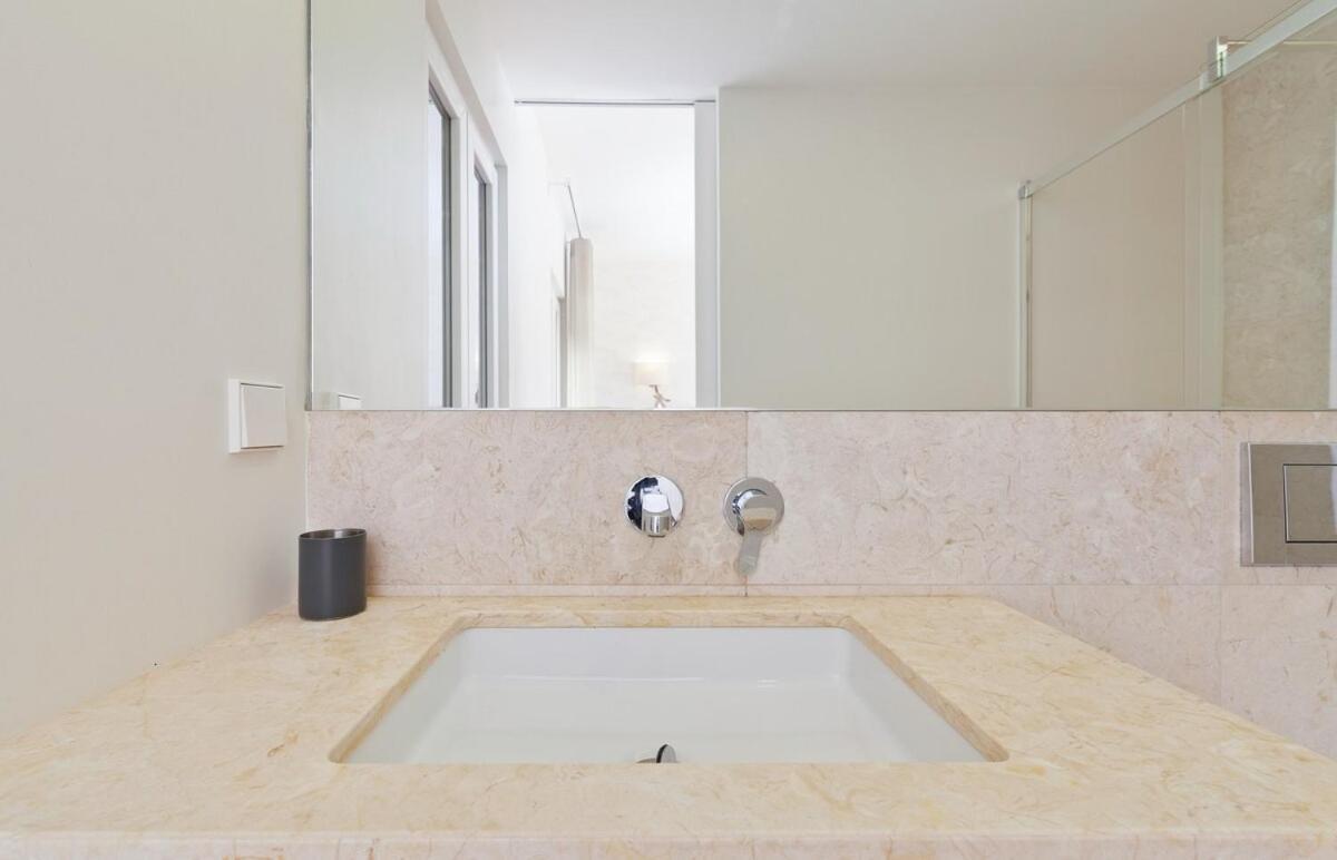 Bright 2 Bedroom With Parking In Mini-hôtel